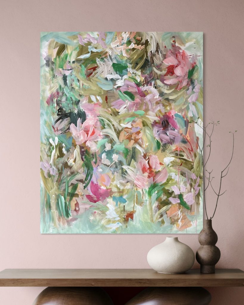 Pastellinvärinen abstrakti taidemaalaus, jossa kukkia. Taiteilija Nora Laaksonen.
