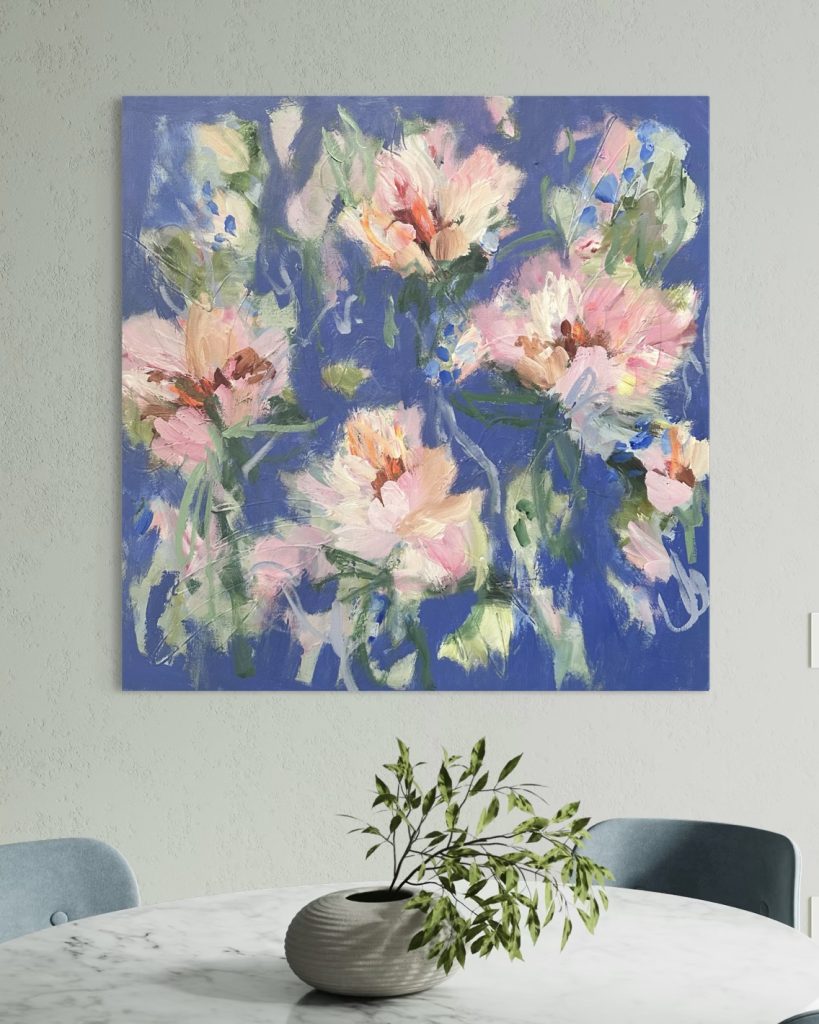 Abstrakti maalaus, jossa vaaleanpunaisia kukkia sinisellä pohjalla.